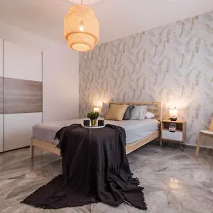 https://apartamento-a-estrenar-en-pleno-centro-con-garaje.es-andalucia.com
